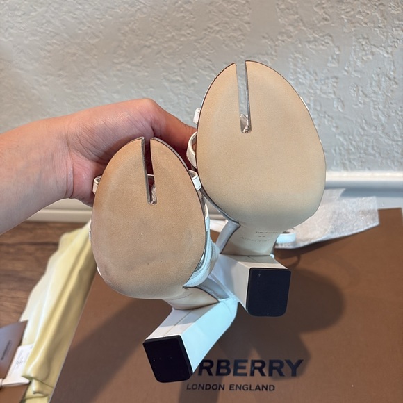 NWT SIZE 36 Burberry White Leather Split-Toe Hove Sandals - Picture 14 of 16